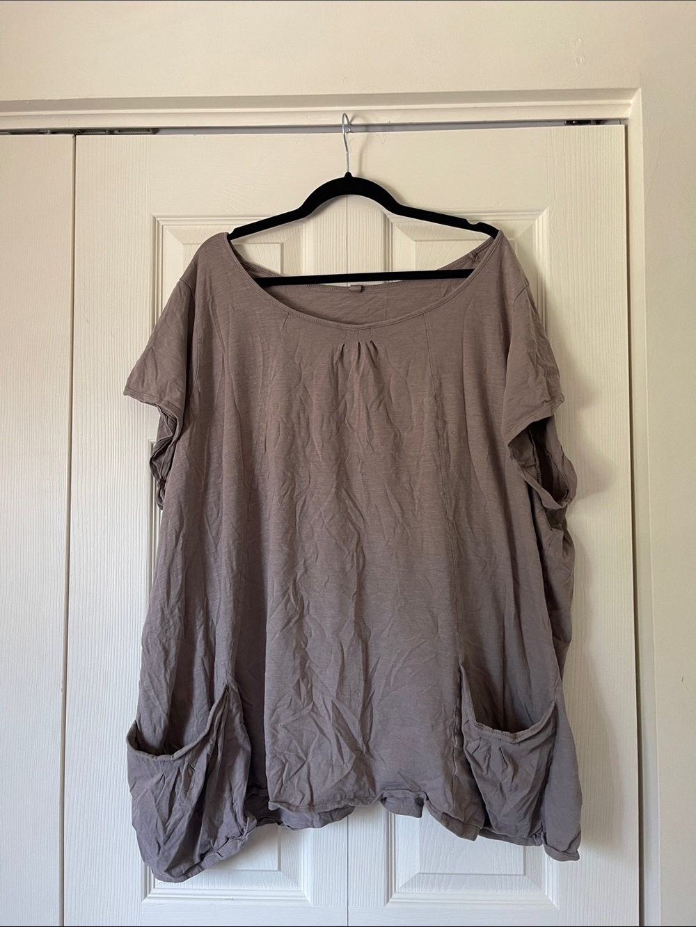 Relaxed Pocket Short-Sleeve Women's Top in Taupe